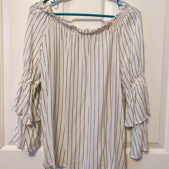 Calvin Klein Tops - Across the shoulder flowy top!